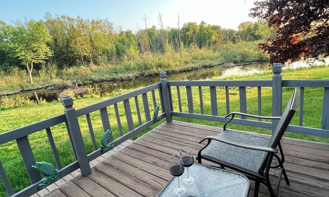 Prudenville Casa | Creek Cabin - Clean and Charming 3-bedroom house in Prudenville with WiFi and AC
