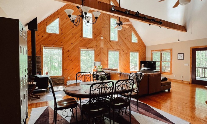Dahlonega Cabina | Creek Cabin Retreat w/ Hot-Tub
