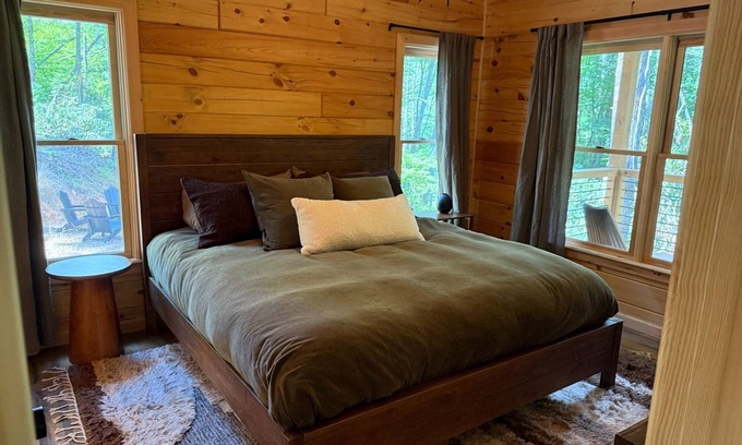Ellijay Cabina | Creek & Cozy-Charming 2BR Creekside Cabin in Ellijay- AC, Fire Pit, Nature