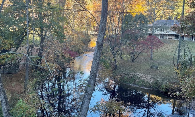Franklin Casa | Creek Front. Charming 2-bedroom log home with WiFi, AC in lovely Franklin