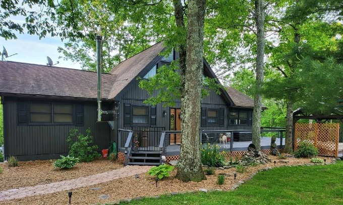 Stroudsburg Cabina | Creek Front Trails End Cabin
