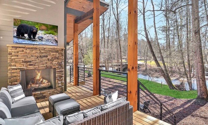 Ellijay Cabina | Creek's Corner ~ 3BR Creekside Retreat ~ Fire Pit ~ Hot Tub
