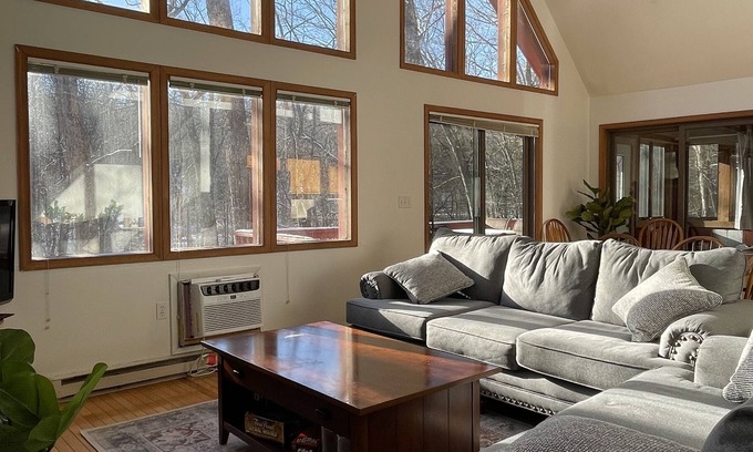Bushkill Chalet De Esquí | Creek-side chalet with hot tub and fireplace
