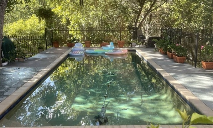 Wood Island Cabaña | Creek Side Cottage, cerca del Lago Austin