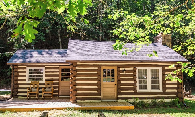 Caldwell Cabina | Creek side Log Cabin with hot tub in White Sulphur Springs WV
