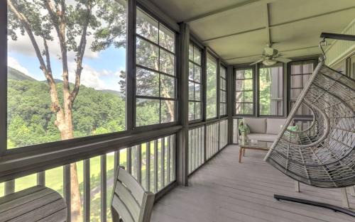 Big Canoe Apartamento | Creek View Villa - Full kitchen cozy fireplace Wifi golf course views