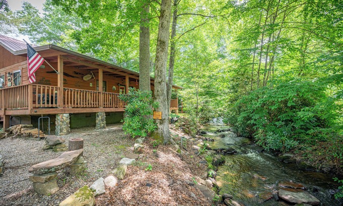 Robbinsville Cabina | Creekfront Cabin w/ Hot Tub! Motorcycle Friendly!