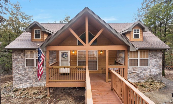 Branson West Cabina | Creekside – 2 BDR Resort Cabin in Epic Location!