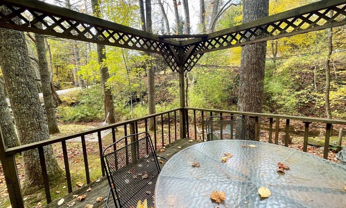 Jefferson Cabina | Creekside 4 BR Pet Friendly Cabin w / Hot Tub, mesa de billar, pozo de fuego, WiFi