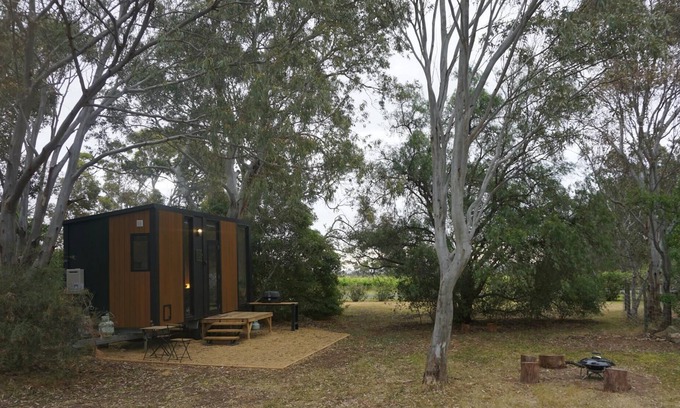 Willunga South Casa | Creekside at Peasant Farm by Tiny Away