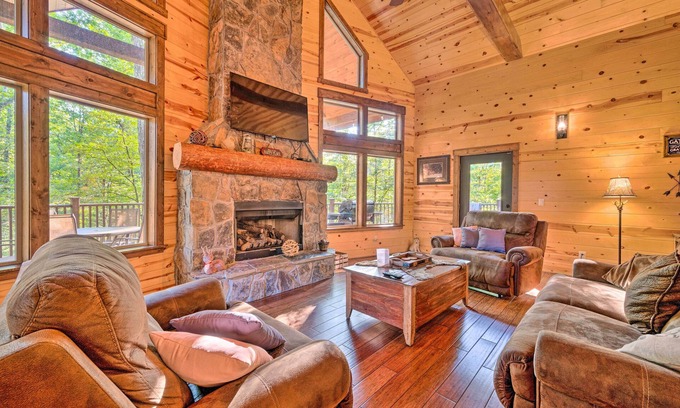 Golden Cabina | Creekside Broken Bow Cabin w/ Hot Tub & Fire Pit!