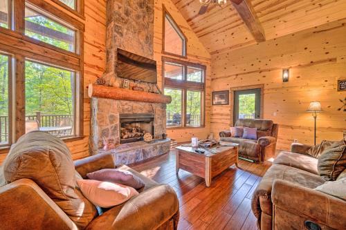 Golden Casa | Creekside Broken Bow Cabin with Hot Tub and Fire Pit!