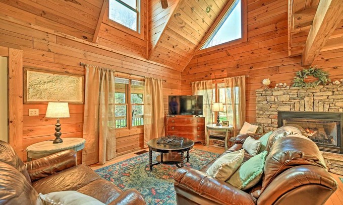 Bryson City Casa | Creekside Bryson City Cabin with Private Hot Tub