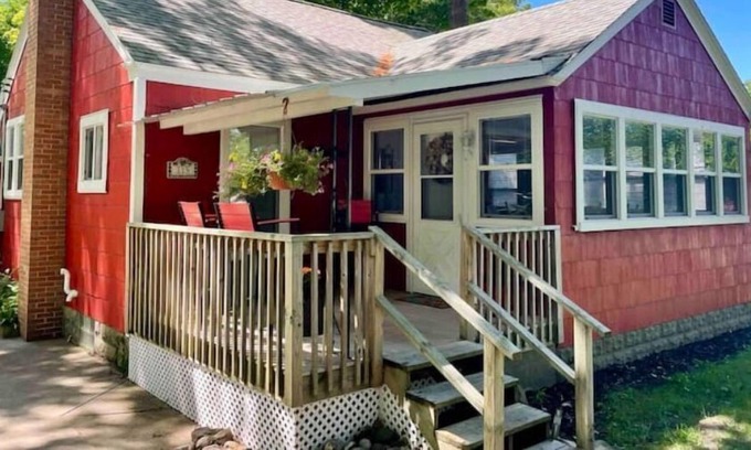 Whitehall Casa | Creekside Bungalow in Whitehall
