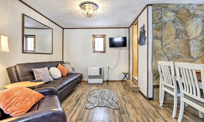 Fishhook Cabina | Creekside Cabin < 2 Mi to Hike, Bike & Ski!