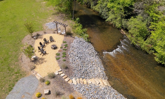 Epworth Cabina | Cozy Cabin, Fire pit, Hot Tub, Beautiful CreekSide