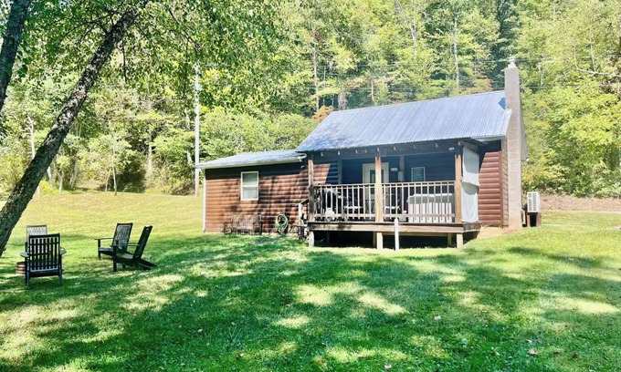 Rockbridge Cabina | Creekside Cabin in Hocking Hills. Hot Tub + Large Private Yard. Dog-friendly!