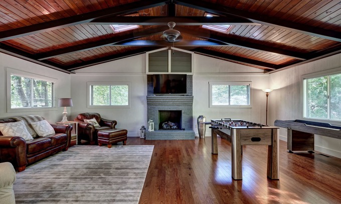 Cullowhee Casa | Creekside Cabin is 1m to Lake Glenville, 6m to Cashiers, 16m to Highlands
