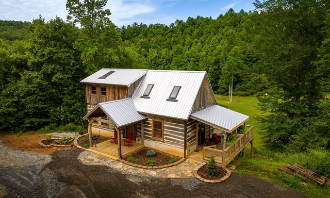 Lenoir Cabina | Creekside Cabin, located just minutes from Blowing Rock!