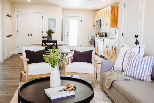 McCammon Casa | Creekside Cabin Magnolia stay w views and hot springs ONE br