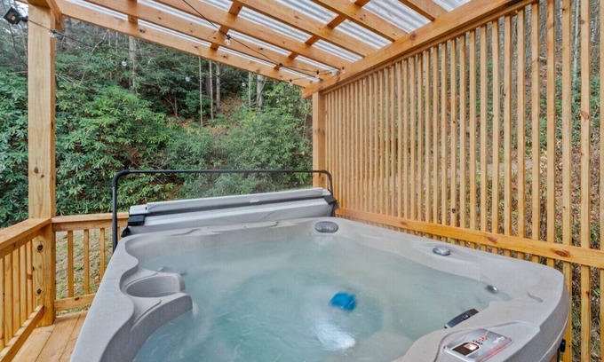 Fleetwood Casa | Creekside Cabin Near Town