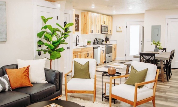McCammon Casa | Creekside Cabin Ponderosa- ONE BR, Stay near Lava!