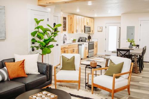 McCammon Casa | Creekside Cabin Ponderosa-stay with views near Lava
