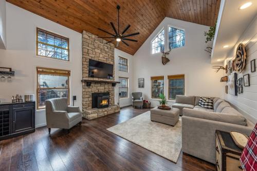 Dogwood Mountain Casa | Creekside Cabin - Pup-friendly With Ac