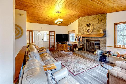 Crestline Casa | Creekside Cabin