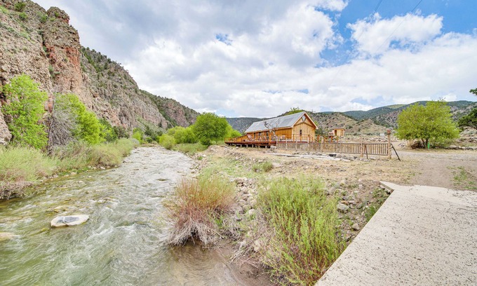 Panguitch Cabina | Creekside Cabin w/ Deck & Views in Panguitch!