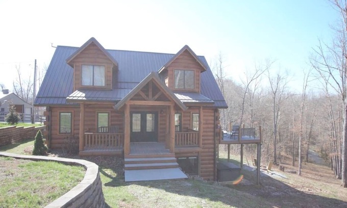 Leitchfield Cabina | Creekside Cabin with hot tub
