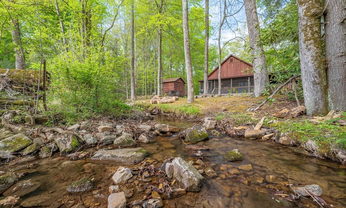 Cosby Cabina | Creekside cabin with 3 bedrooms, 2 full baths east of Gatlinburg