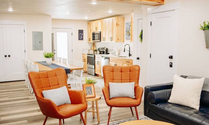 McCammon Casa | Creekside Cabins- Birch, stylish stay w views