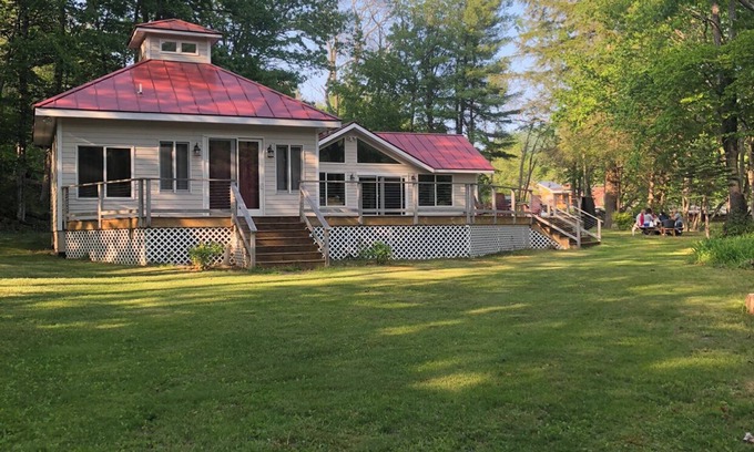 Chichester Casa | RETIRO DE LAS MONTAÑAS DE CATSKILL CON FRONTAGE CREEK.