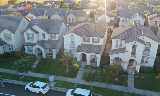 North Natomas Casa | Creekside Chateau- CLOSE TO AIRPORT/DOWNTOWN/SHOPS