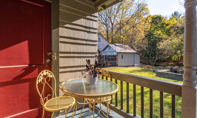 Jeffersonville Apartamento | Sweet Village Waterfront Cottage w/ Nursery