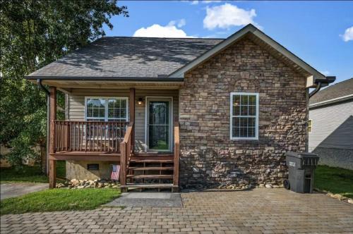 Gatlinburg - Pigeon Forge Casa | Creekside Cottage*Hot Tub*Entire Home-Pigeon Forge