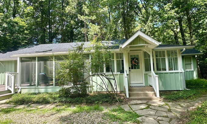 Harbert Cabaña | Creekside Cottage in scenic Harbert, MI
