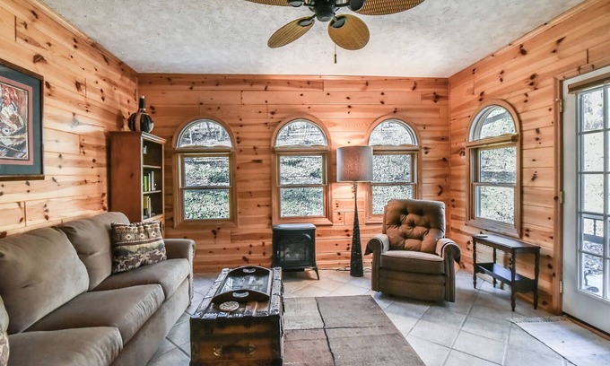 Black Mountain Cabaña | Creekside Cottage Star 5 Vacations