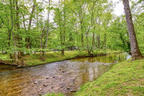 Gatlinburg - Pigeon Forge Casa | Creekside Cottage