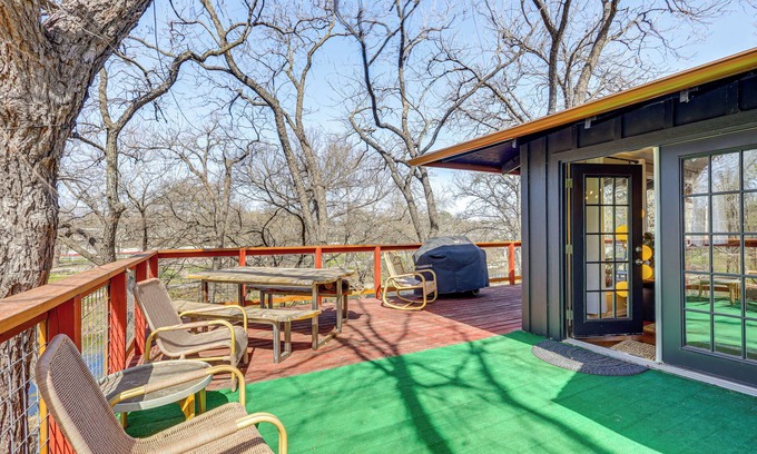 Belton Casa | Creekside Cottage w/ Deck & Hot Tub in Belton