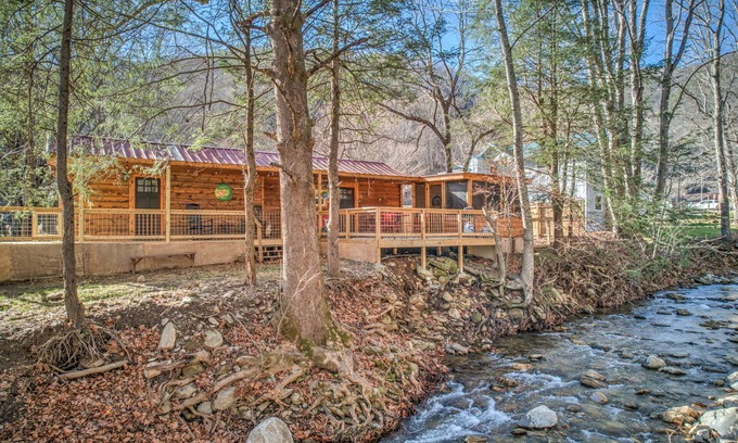 Canton Cabina | Creekside Cottage w/ hot tub, fire pit, fishing