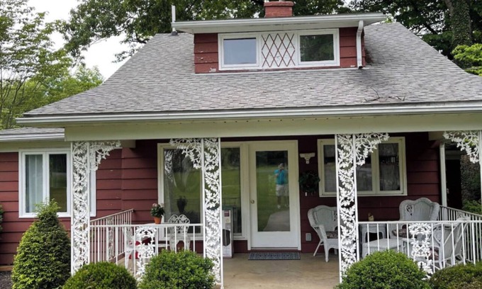 Carlton Cabaña | CREEKSIDE COTTAGE WITH WATER ACCESS, LARGE LOT WITH CAMPFIRES AND LOTS OF CHARM