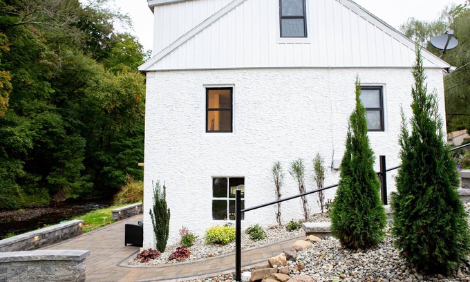 Birdsboro Casa | Creekside Cottage con hermoso patio !!