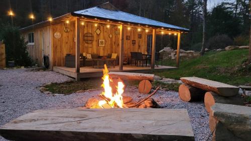 Aquone Casa | Creekside Cottage - Your Perfect Mountain Getaway!