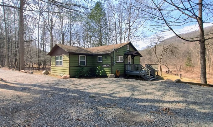 Lairdsville Cabina | Creekside: Cozy 3-Bedroom Cabin on Loyalsock Creek – Fish, Hike, Kayak or Relax!