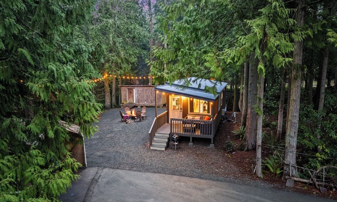 Sequim Casa | Creekside Escape a Cabin With Hot Tub