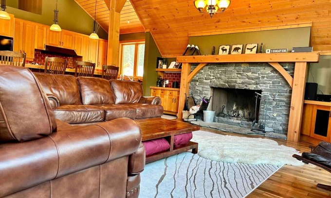 Golden Chalet De Esquí | Creekside Family Hideout