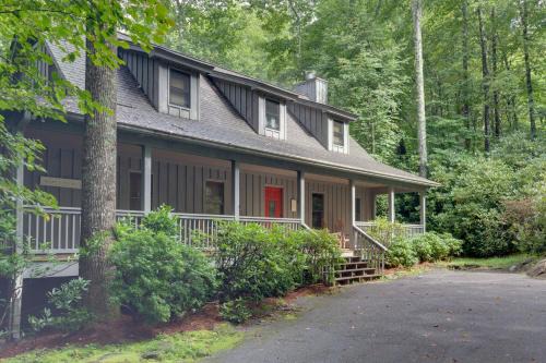 Sapphire Casa | Creekside Family Retreat by Waterfalls and Hiking!