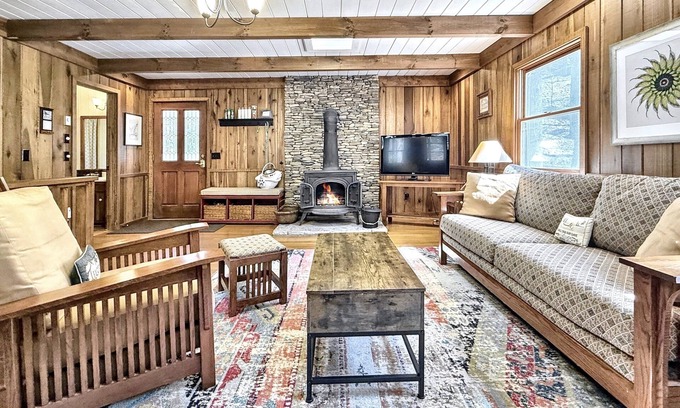 Scaly Mountain Cabina | Creekside,firepit,wood stove,family&dog friendly,covered deck dining